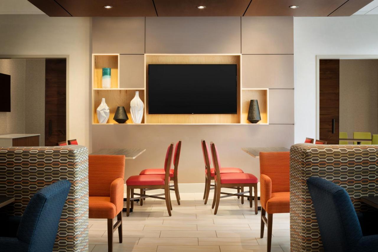 Holiday Inn Express & Suites - Milwaukee West Allis By Ihg Exterior foto