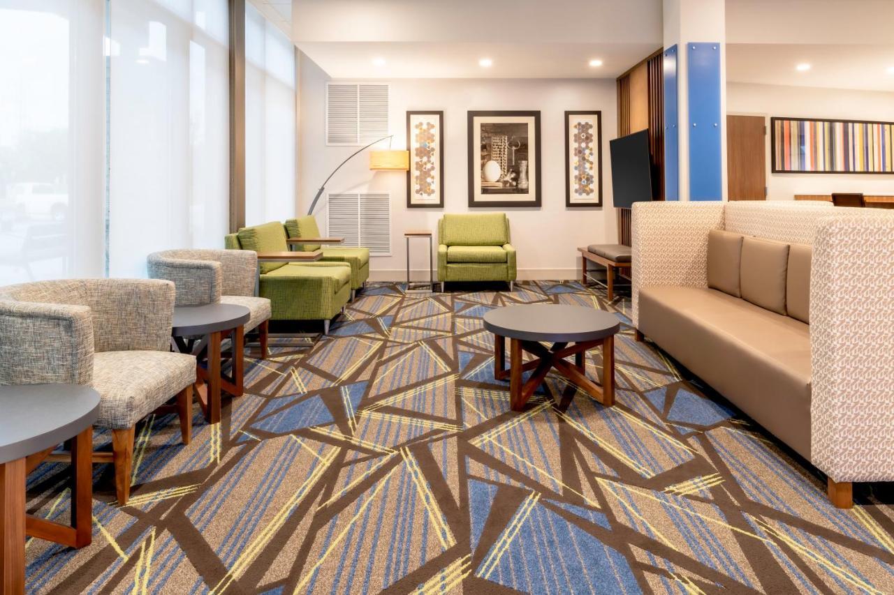 Holiday Inn Express & Suites - Milwaukee West Allis By Ihg Exterior foto