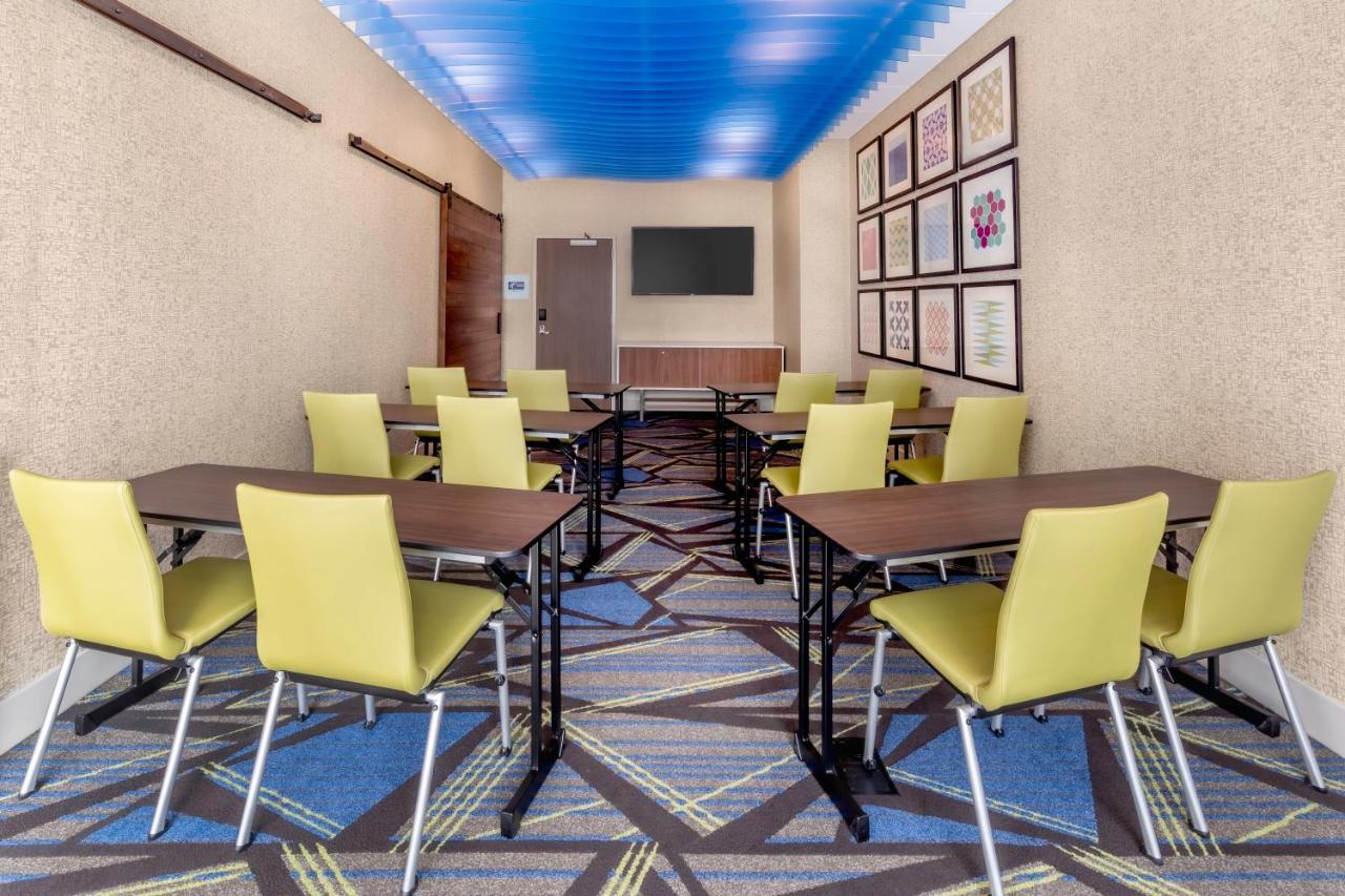Holiday Inn Express & Suites - Milwaukee West Allis By Ihg Exterior foto