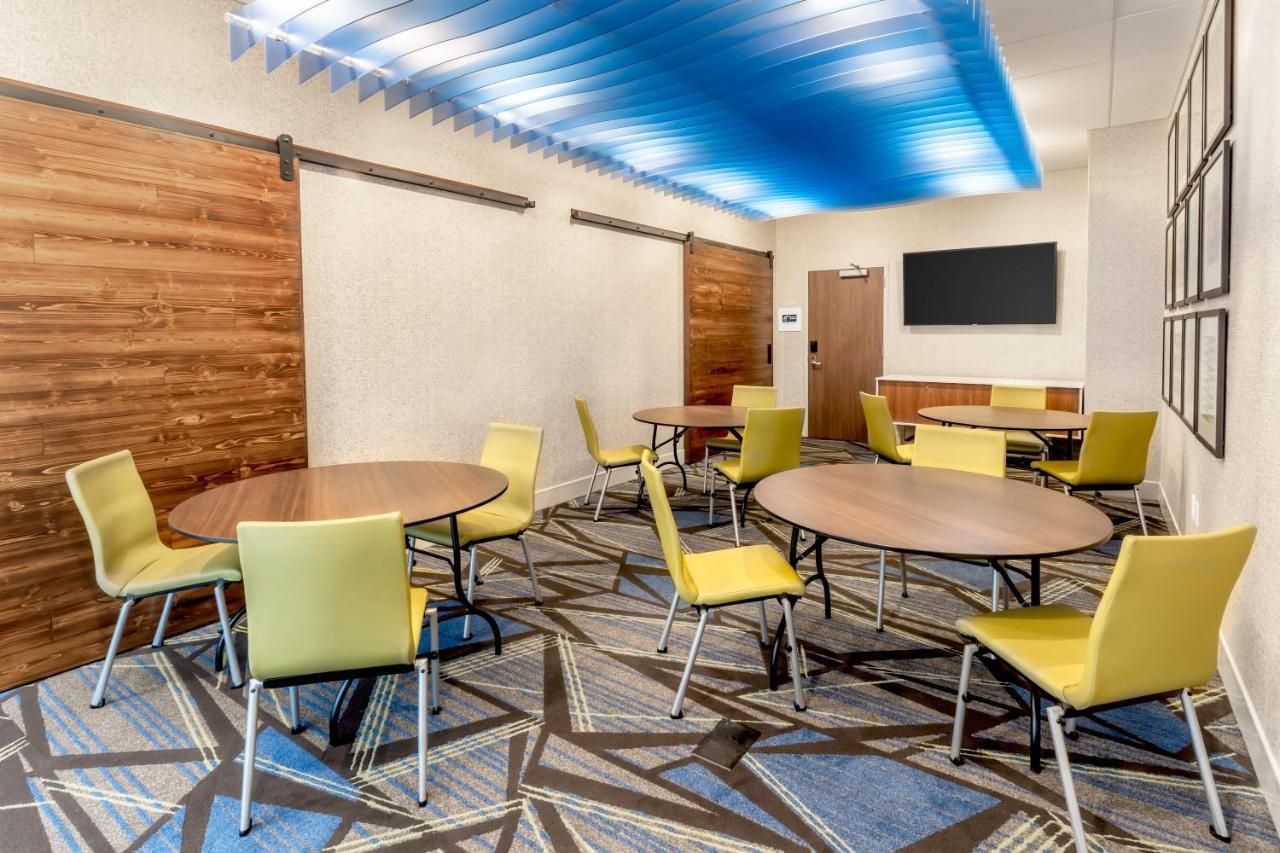 Holiday Inn Express & Suites - Milwaukee West Allis By Ihg Exterior foto