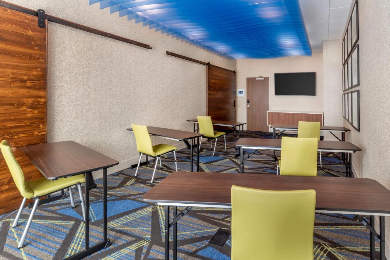Holiday Inn Express & Suites - Milwaukee West Allis By Ihg Exterior foto