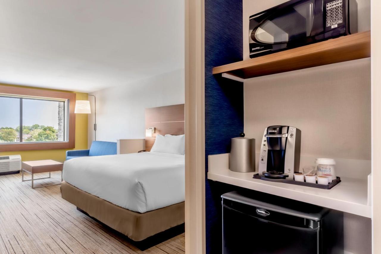 Holiday Inn Express & Suites - Milwaukee West Allis By Ihg Exterior foto